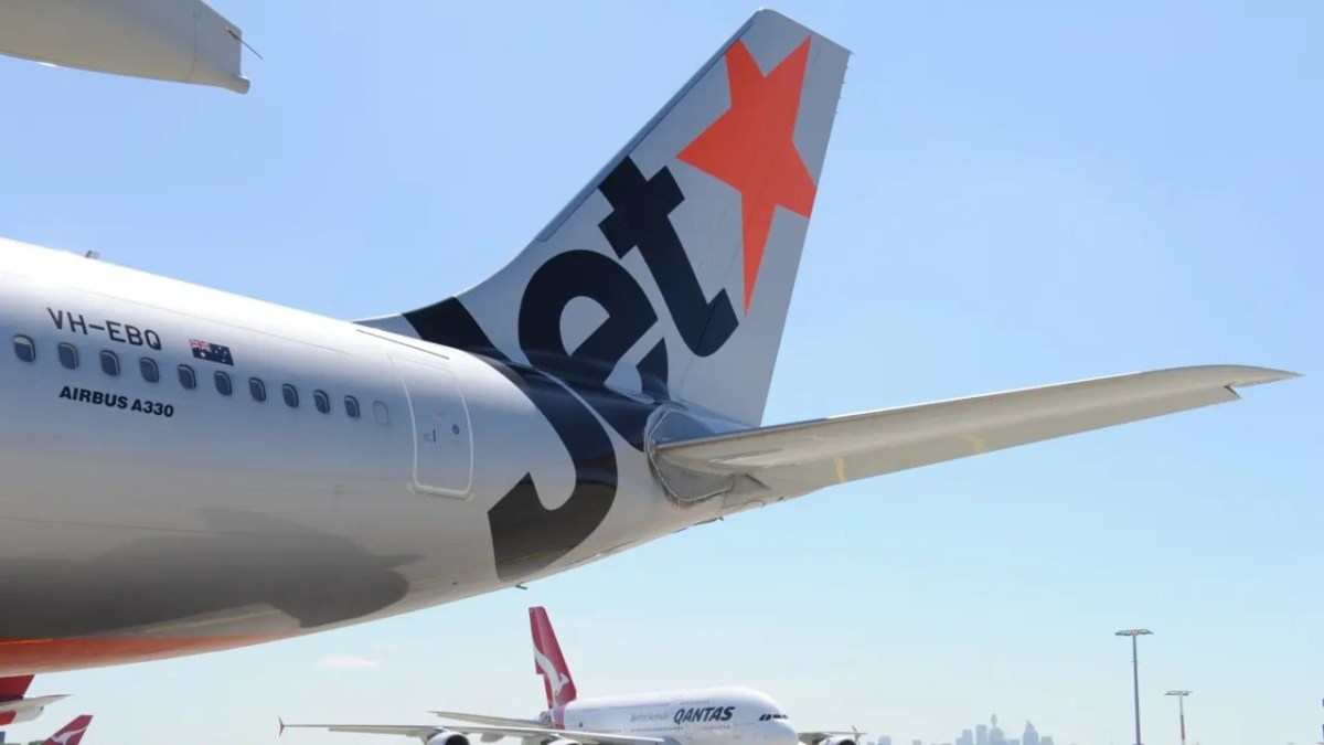 Jetstar flight mulls aussie returning brawlers ban phuket holiday escort plane called police woman were man off when brawl afternoon
