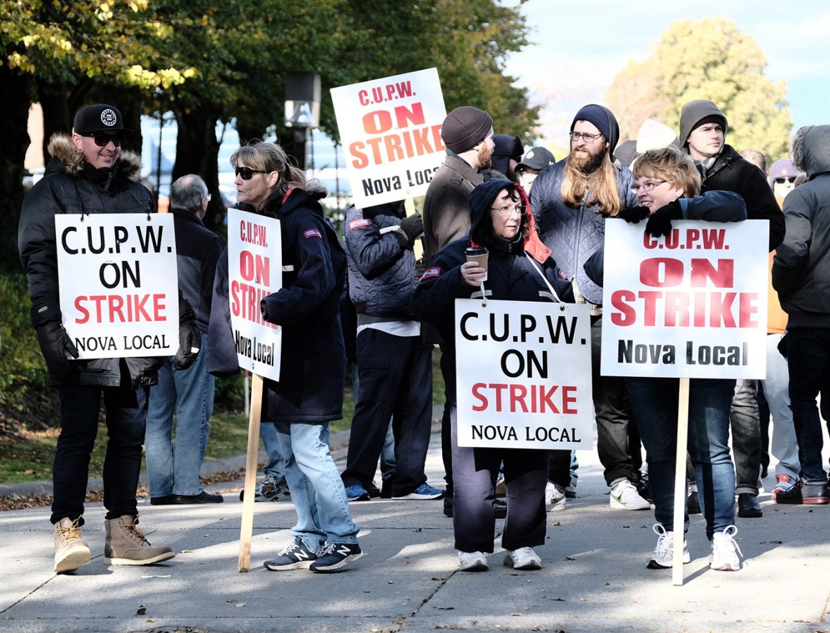 Canada post strike strikes rotating workers postal barrie halifax ca kelowna sherbrooke calgary thursday oct globalnews cupw