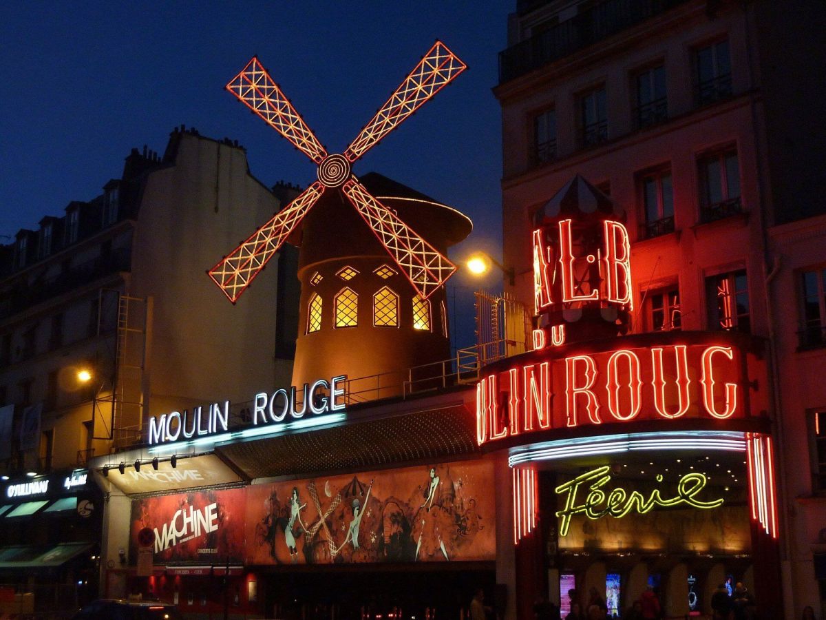 Rouge moulin paris cabaret le crazy horse famous clichy lido red building pigalle most parisian boulevard