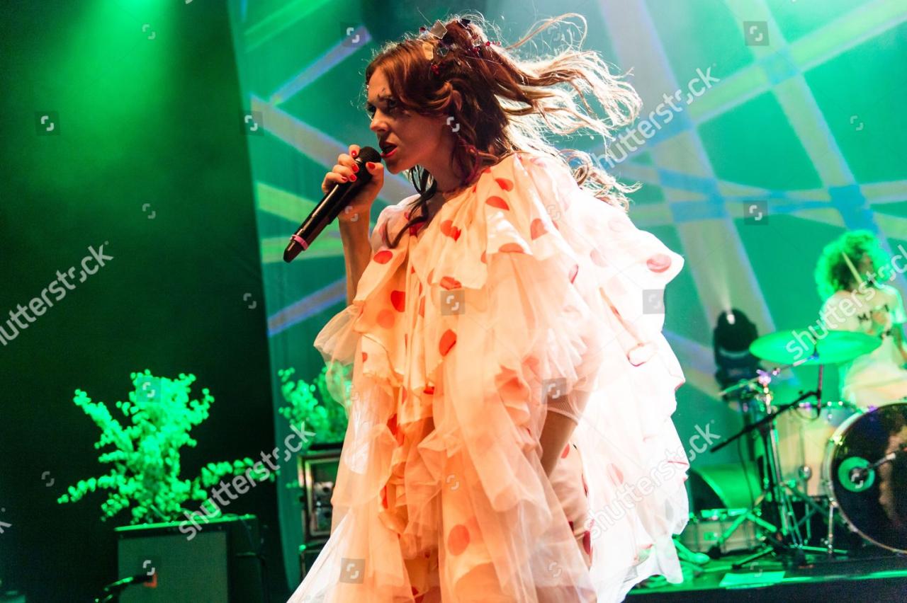 Kate Nash selling photos of her buttocks to fund tour