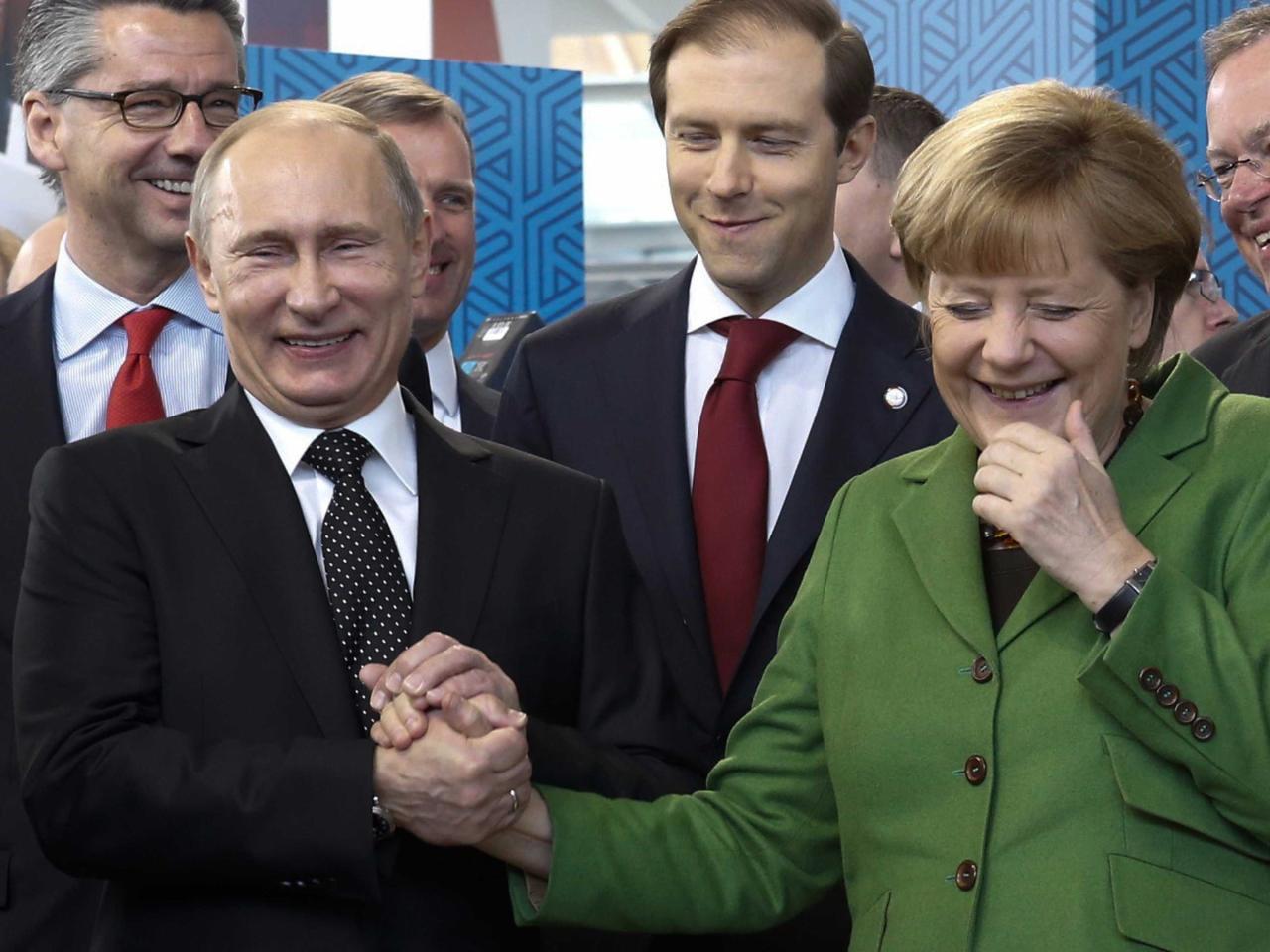 Merkel putin vladimir chancellor biden apretones handen schudden patto crisi ucraina presei revista incep dragnea handshake doe biobiochile lachen dapd